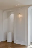 아치 니치와 골드 조명이 어우러진 클래식 복도